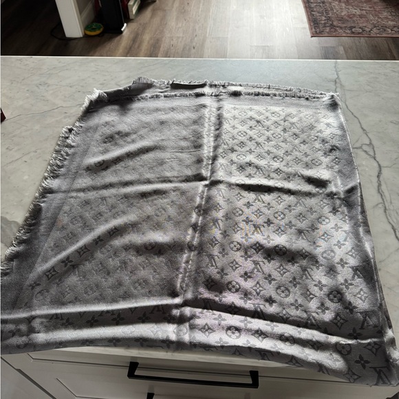Louis Vuitton Monogram Shine Shawl - Picture 12 of 13